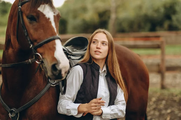 Uma Jovem Equestre Está Perto Seu Cavalo Prepara Para Uma — Fotografia de Stock