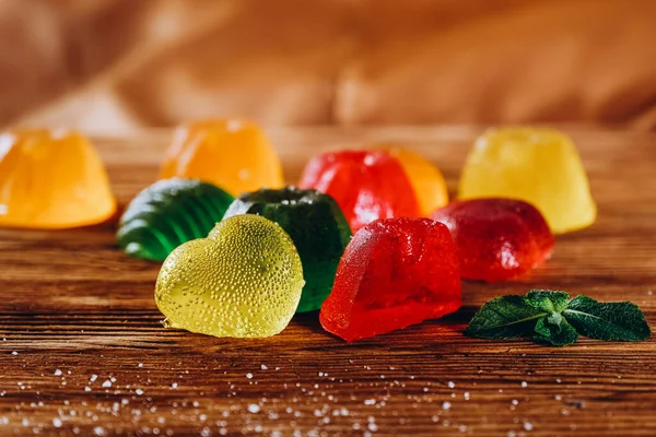 Többszínű Gyümölcslekvár Egy Asztalon Fekszik — Stock Fotó