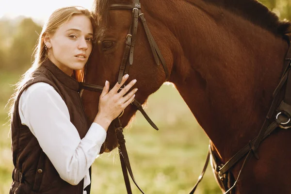 Молодая Красивая Женщина Жокей Гладит Обнимает Лошадь Голову Готовится Соревнованию — стоковое фото