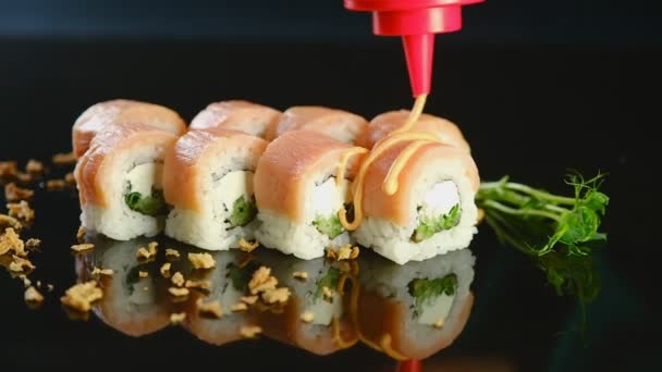 Een Sushi Chef Kok Giet Saus Maki Broodjes Een Japans — Stockvideo
