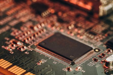 Araba imalatında çip sıkıntısı. Elektronik çiplerin ve elektronik kontrol panellerinin yüksek teknoloji ürünü..