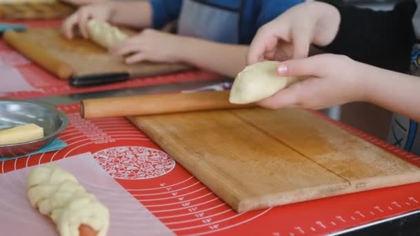 Çocuklar Sosisli Pişirme Kursuna Katılıyorlar — Stok video