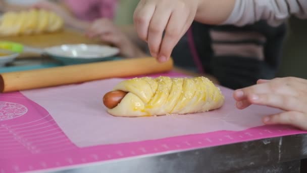 Dzieci Uczestniczą Zajęciach Mistrza Gotowania Hot Dogów — Wideo stockowe