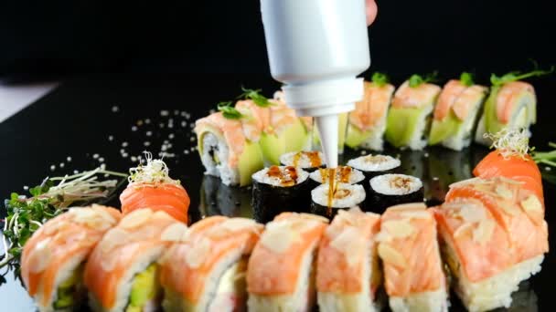 日本料理店で寿司の上にソースをかける 伝統的な和食のプロの準備 — ストック動画