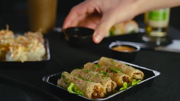 厨师在一家日本餐馆里把酱汁倒在寿司上 日本传统食品的专业烹调 — 图库视频影像