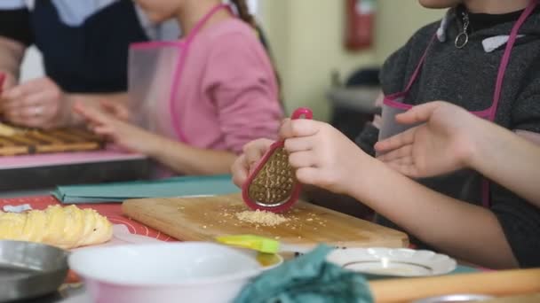 Criança Está Preparando Comida Master Class Para Crianças Criança Rala — Vídeo de Stock