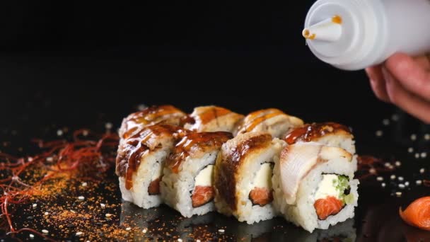 Koki Menuangkan Saus Atas Sushi Restoran Jepang Persiapan Profesional Makanan — Stok Video