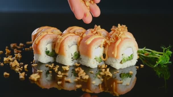一位专业的亚洲厨师用传统的方法准备寿司 厨师用香草和芝麻种子装饰寿司 — 图库视频影像