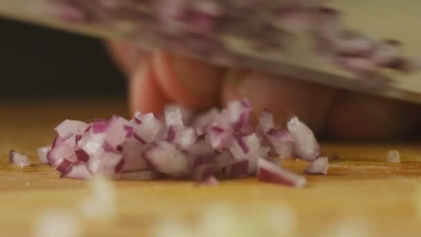 Trancher Oignon Rouge Sur Une Planche Bois Dans Cuisine Découpe — Video