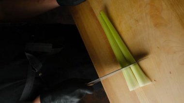 Mutfaktaki tahta bir tahtanın üzerinde kereviz dilimliyorum. Sebze kesmek, yemek yapmak..