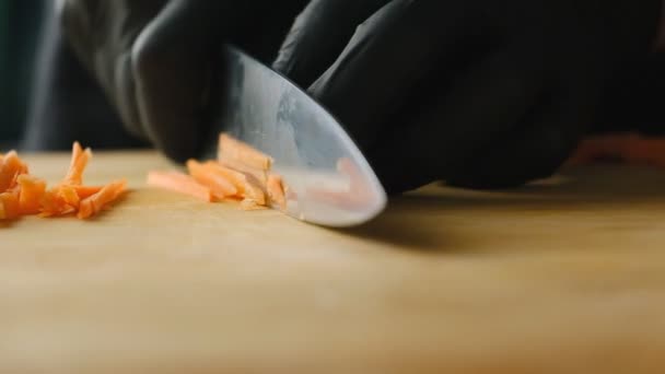 在厨房的木板上切胡萝卜 — 图库视频影像