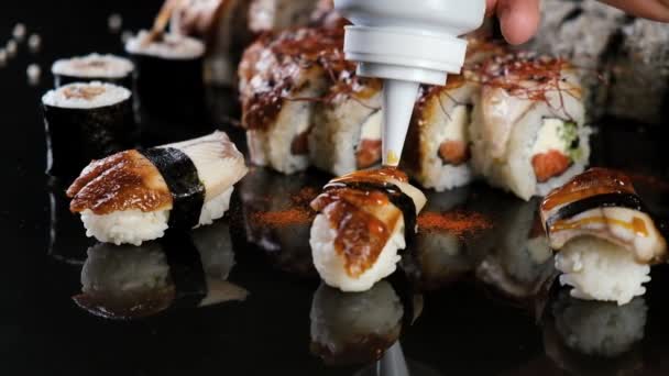 Şef Bir Japon Restoranında Suşinin Üzerine Sos Döker Geleneksel Japon — Stok video