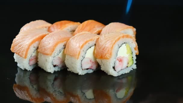 Frisches Köstliches Sushi Mit Lachs Und Mango Aus Philadelphia Zubereitet — Stockvideo