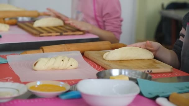 Çocuklar Sosisli Pişirme Kursuna Katılıyorlar — Stok video