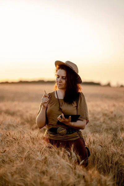 Молодая Женщина Агроном Проверяет Качество Зерна Поле Продовольственная Безопасность Мире — стоковое фото