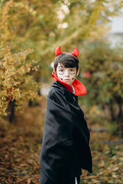 Příprava Halloween Chlapec Oblečený Jako Upír Připravuje Halloween — Stock fotografie