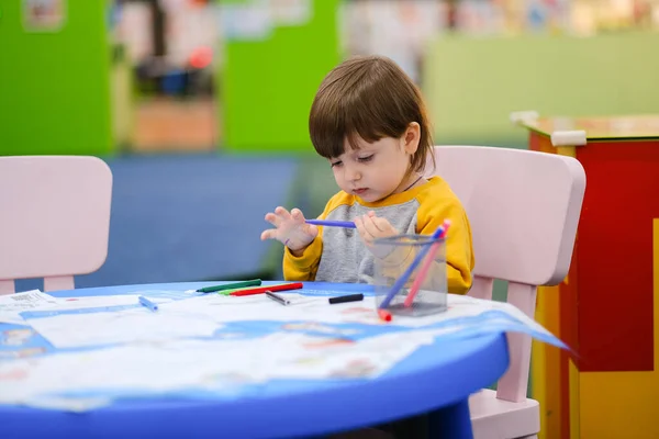 创造性地发展婴儿 婴儿学会了画画 儿童发展中心儿童的早期发展 快乐的孩子画画 — 图库照片