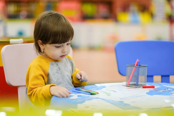 창의적 아기는 그림그리는 배운다 센터의 어린이들의 — 스톡 사진