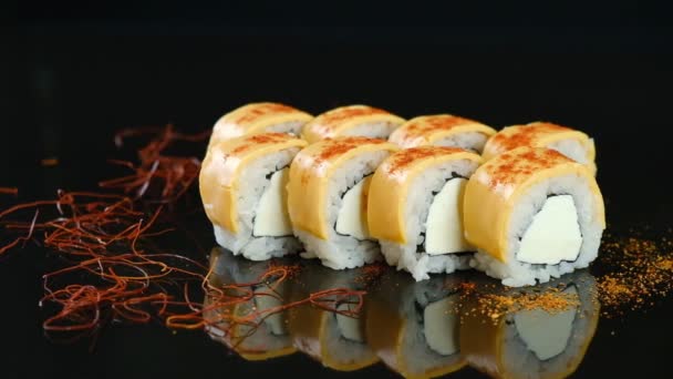 Часть Свежих Аппетитных Рулонов Лежит Каменном Столе Японском Ресторане — стоковое видео