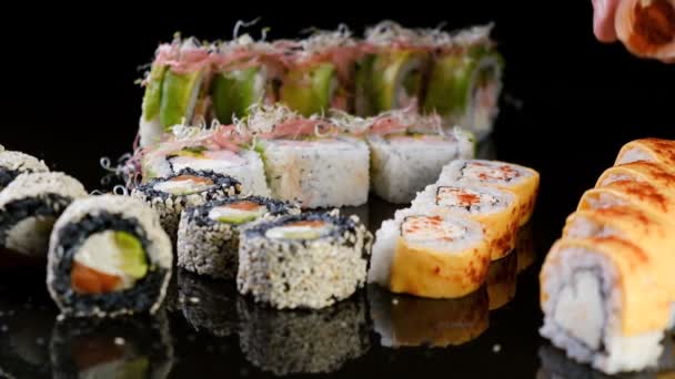日本のレストランで寿司を調理 シェフは伝統的な和食を用意しています — ストック動画