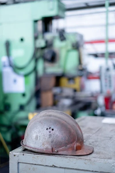 Arbeitsplatz Der Nähe Der Metallbearbeitungsmaschine Liegt Ein Schutzhelm Sicheres Arbeiten — Stockfoto