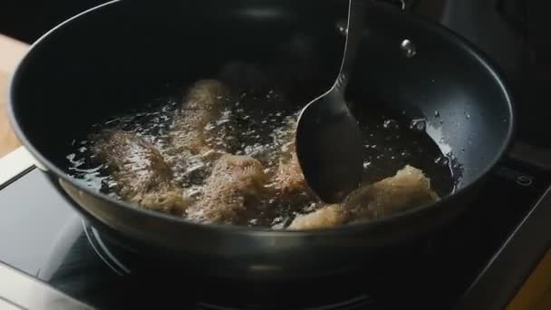 Kucharz Frytki Oleju Patelni Danie Wieprzowiny Warzywa Ryżowym Papierze Kuchnia — Wideo stockowe