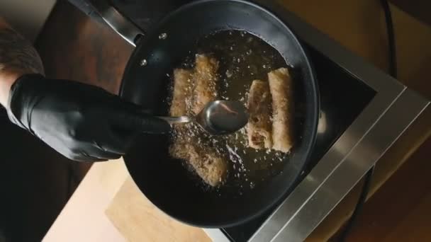 Cocinero Fríe Aceite Una Sartén Plato Cerdo Verduras Papel Arroz — Vídeo de stock