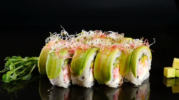 Szef Kuchni Dekoruje Porcję Sushi Sushi Leży Czarnym Stole Kuchennym — Wideo stockowe