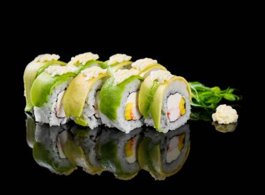 Taze ekmeklerin bir kısmı bir Japon restoranında mutfak masasının üzerinde..