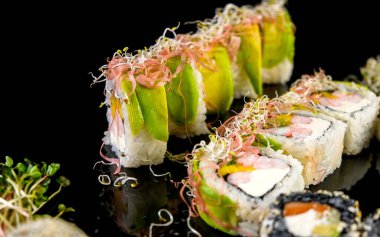 Taze ekmeklerin bir kısmı bir Japon restoranında mutfak masasının üzerinde..