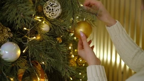 Kobieta Wieszała Świąteczną Zabawkę Choince Przygotowania Świąt — Wideo stockowe