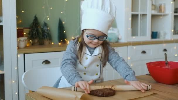 ダウン症の少女はクリスマスイブにクリスマスクッキーを準備します — ストック動画