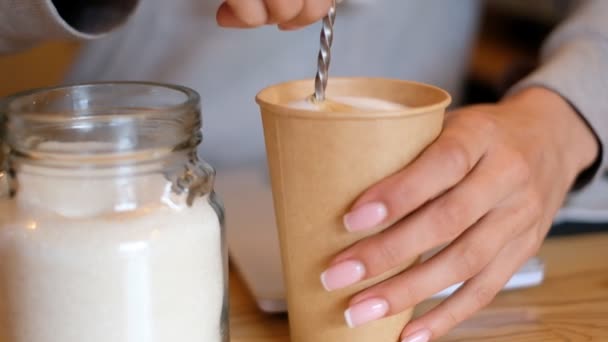 Mujer Barista Prepara Café Fresco Por Mañana Barista Mezclar Azúcar — Vídeos de Stock