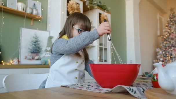 ダウン症の少女はクリスマスイブにクリスマスクッキーを準備します — ストック動画