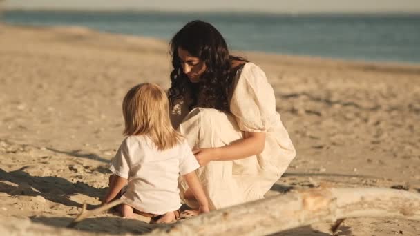 Młoda Matka Bawi Się Swoim Dzieckiem Plaży Ciepłą Jesienią Harmonijne — Wideo stockowe