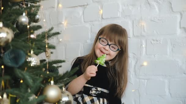 Egy Kóros Lány Nyalókát Eszik Egy Karácsonyfa Mögé Bújik Karácsony — Stock videók