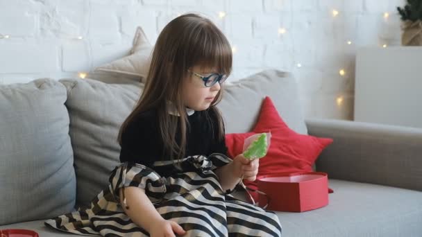 Ein Kleines Mädchen Mit Syndrom Sitzt Auf Dem Sofa Zimmer — Stockvideo
