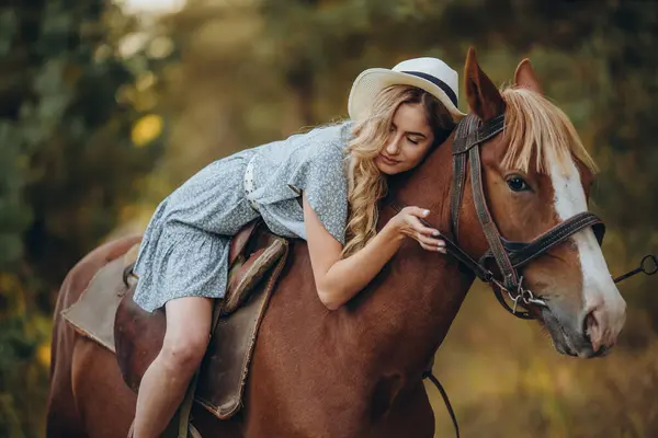Een Jonge Mooie Vrouw Rijdt Herfst Een Paard Het Bos Stockafbeelding