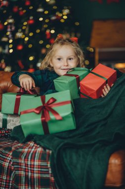 Noel 'i evde çocuklarla kutluyoruz. Noel arifesinde çocuklara Noel hediyesi almak..