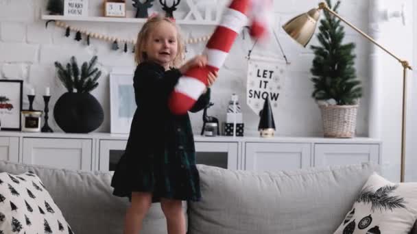 Een Klein Meisje Heeft Plezier Springt Bank Vooravond Van Kerstmis — Stockvideo