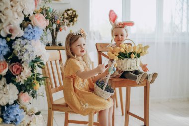 İki kız kardeş Paskalya sabahı tatlı yer. Evde ailemle Paskalya 'yı kutluyorum..