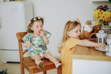 İki kız kardeş Paskalya sabahı tatlı yer. Evde ailemle Paskalya 'yı kutluyorum..