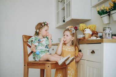 İki kız kardeş Paskalya sabahı tatlı yer. Evde ailemle Paskalya 'yı kutluyorum..