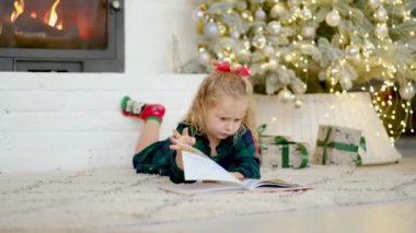 Küçük bir kız Noel arifesinde şöminenin yanında bir kitap okuyor. Ailede uyumlu bir şekilde yetiştirilen çocuklar. Mutlu çocukluk.