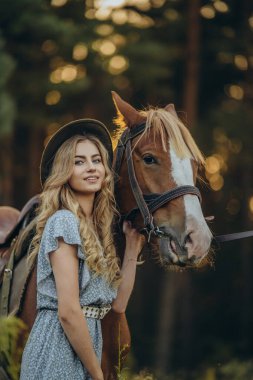 Genç ve güzel bir kadın sonbaharın başlarında atıyla ormanda yürür. Ormanda bir atla yürümek..