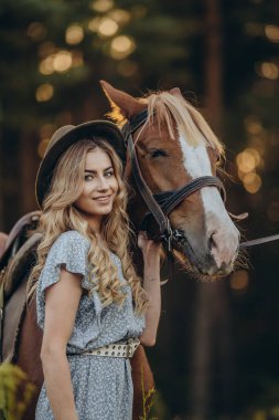 Genç ve güzel bir kadın sonbaharın başlarında atıyla ormanda yürür. Ormanda bir atla yürümek..