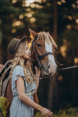 Genç ve güzel bir kadın sonbaharın başlarında atıyla ormanda yürür. Ormanda bir atla yürümek..