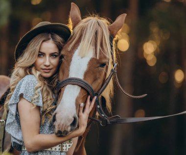 Genç ve güzel bir kadın sonbaharın başlarında atıyla ormanda yürür. Ormanda bir atla yürümek..
