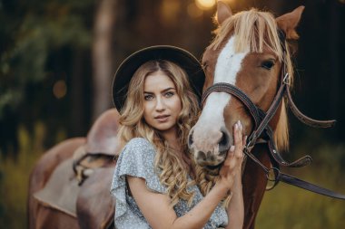 Genç ve güzel bir kadın sonbaharın başlarında atıyla ormanda yürür. Ormanda bir atla yürümek..