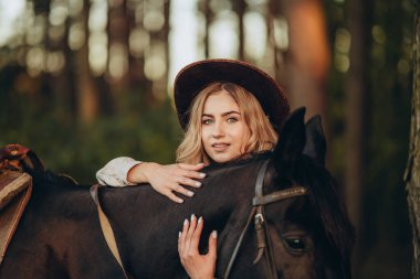 Genç ve güzel bir kadın sonbaharın başlarında atıyla ormanda yürür. Ormanda bir atla yürümek..